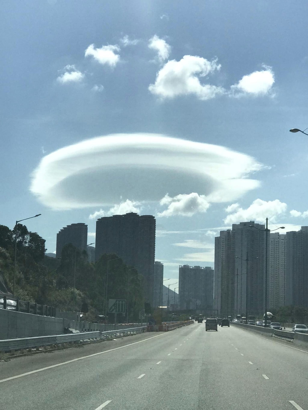 莢狀雲 （Lenticularis），由於形狀像一塊或多塊凸透鏡，故有時會被誤會為飛碟或不明飛行物體，所以亦俗稱「飛碟雲」。。fb「香港風景攝影會」Chan Wai Nang攝
