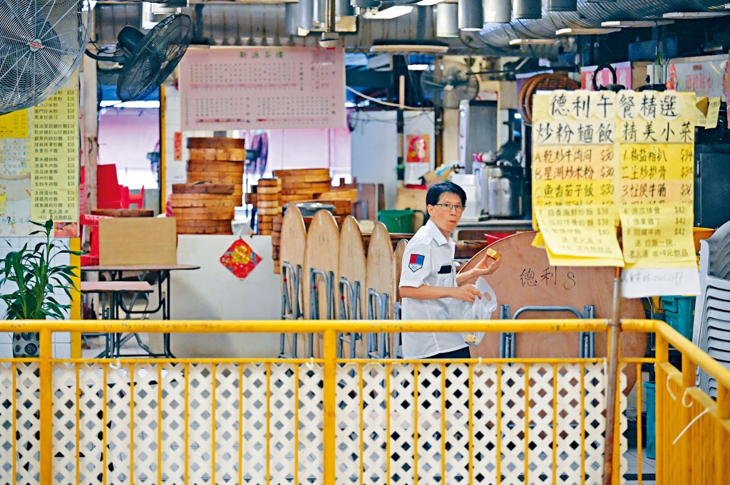 ■疫情打擊及禁堂食令下，牛池灣街市熟食檔因沒客下無奈地暫停營業。