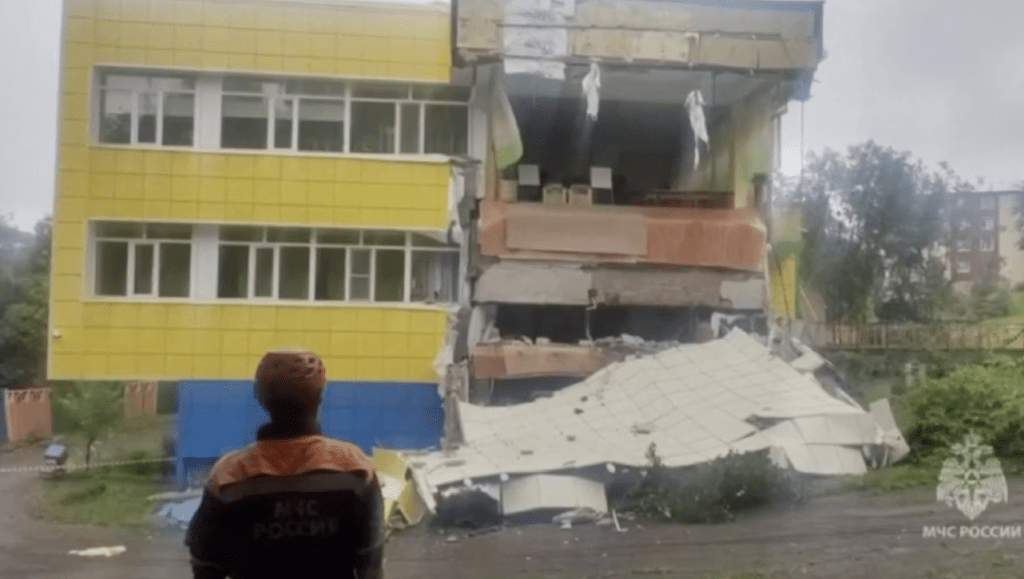 俄羅斯一小學在地震中塌陷。路透社 俄羅斯一小學在地震中塌陷。路透社