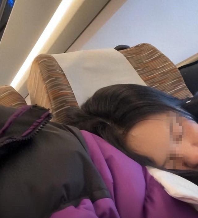 女大生搭高鐵睡著，全程靠陌生男肩膀。