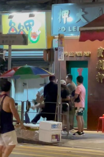 警員將男子抬起，男子不斷踢腳掙扎。fb 車cam L（香港群組）大邦