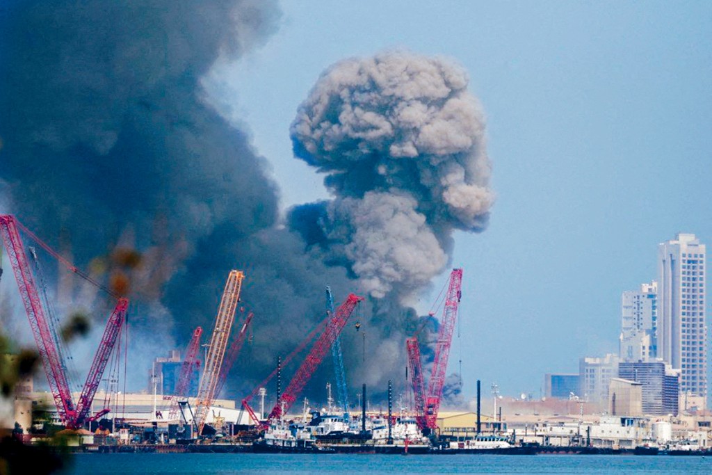 巴林首都麥納麥附近的美軍基地遇襲發生爆炸，濃煙升上半空。