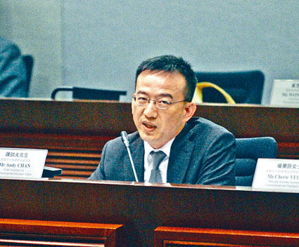 政制及内地事务局副局长陈帅夫表示，条例草案中的罚则与「发假誓」等同类型罚则相若，不算过重。