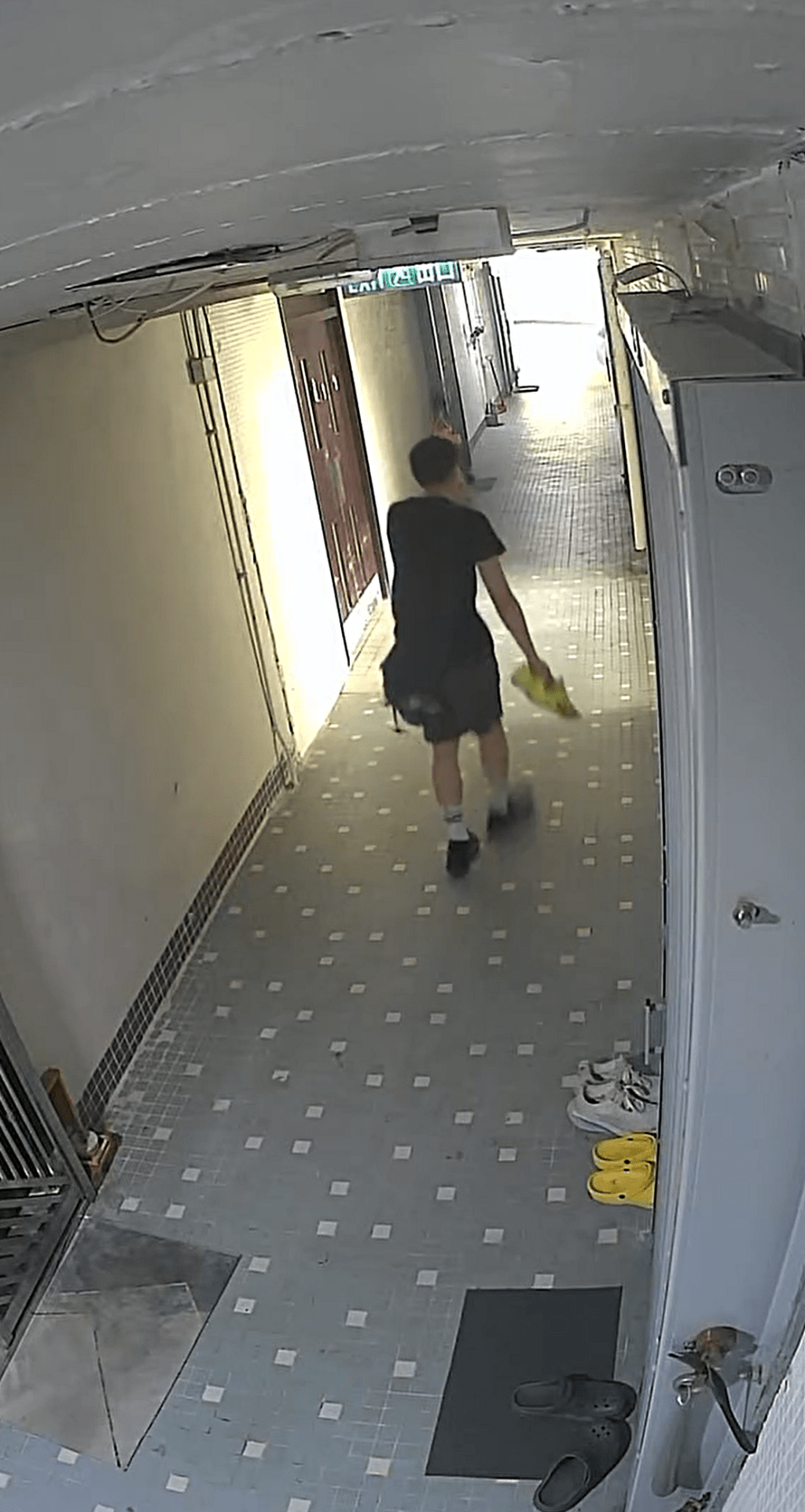 怪男取走住客女裝波鞋。fb：西貢將軍澳討論區