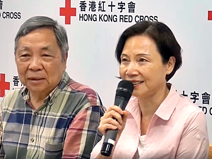 冼玉翎(右)尋回家人。