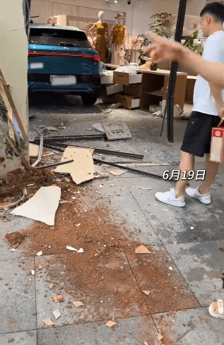藍色SUV失控「破牆」衝入服裝店。