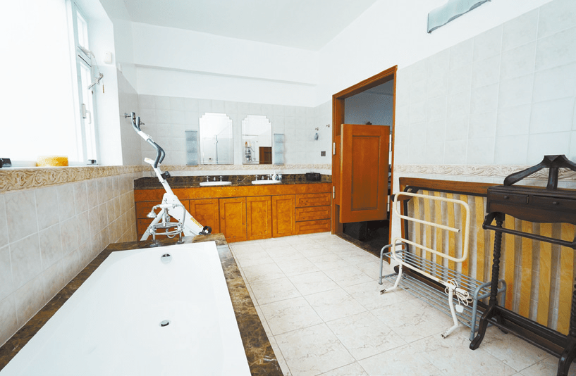 浴室同樣具備復古感，淺調配色遇上雲石元素裝潢。