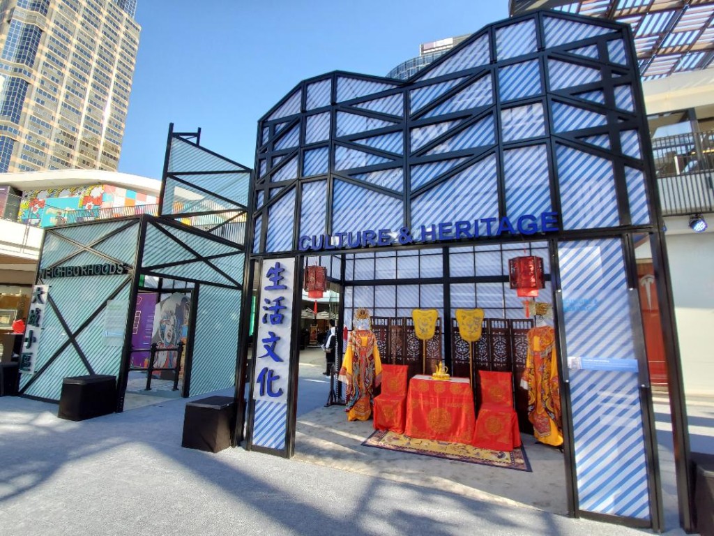展攤造型為中銀大廈、凌霄閣及IFC等。