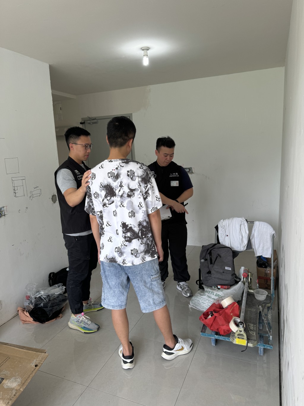 入境處於全港各區搜查多個住宅屋苑和裝修中單位。 入境處於全港各區搜查多個住宅屋苑和裝修中單位。
