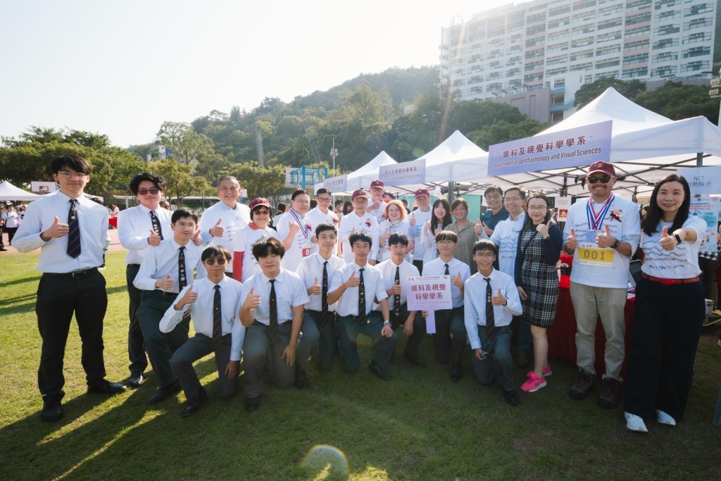 一眾主禮嘉賓於典禮後遊訪市集攤位，與各學系部門、學生及校友交流互動。