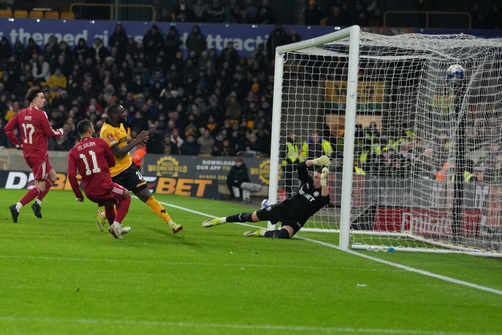 沙拿連續兩場對狼隊都取得入球。美聯社