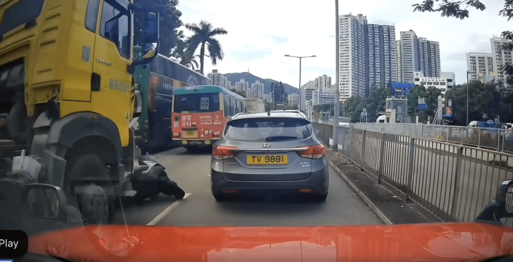 電單車被田螺車撞低。