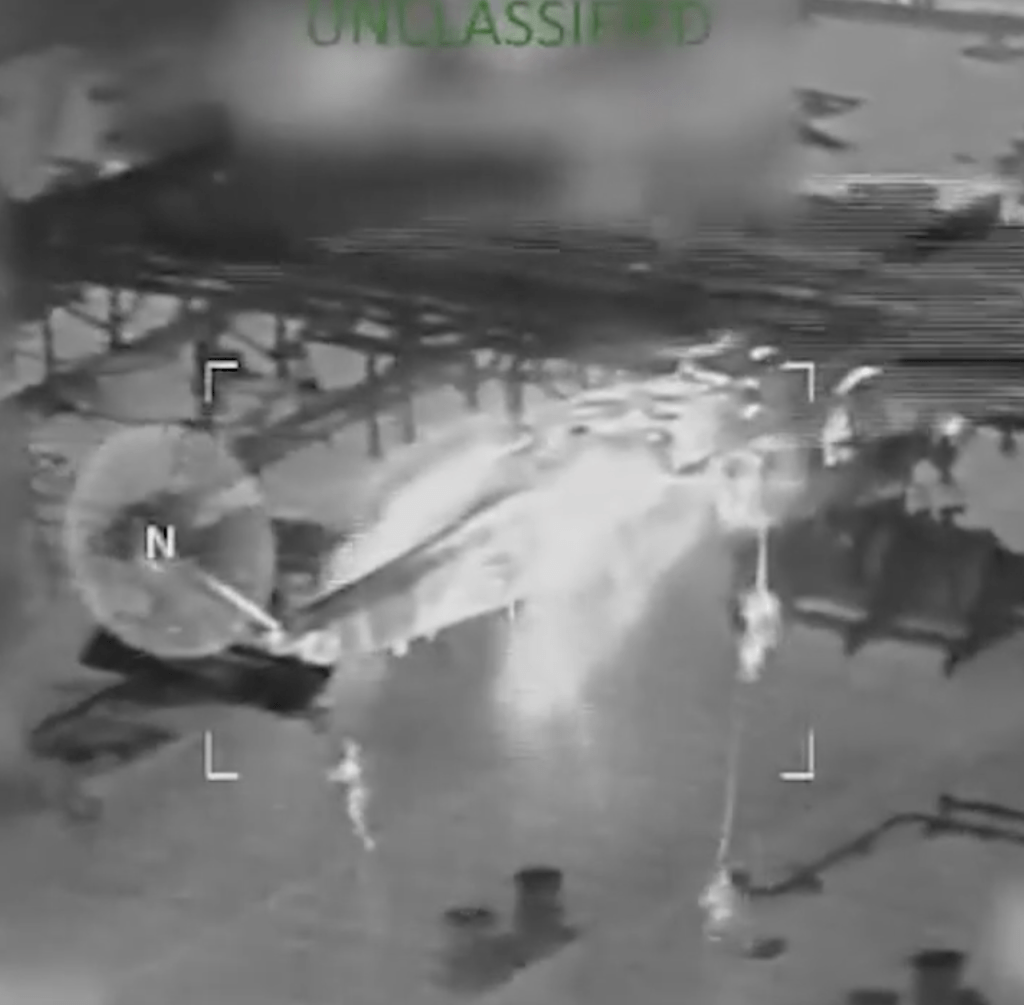 影片中，有軍人從戰機上游繩而下，登上「索菲亞號」。X@Southcom