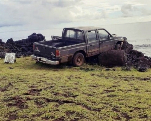 一名当地男子驾车直接冲撞一座摩艾石像。(网图)