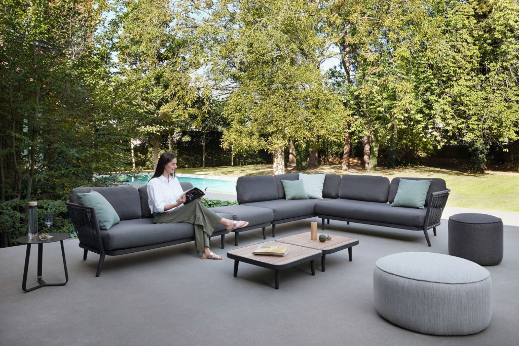 Diphano Diamond系列的组合沙发可供自由组合、拆开或重新排列，轻巧的铝制椅框更便于移动，兼具舒适感。