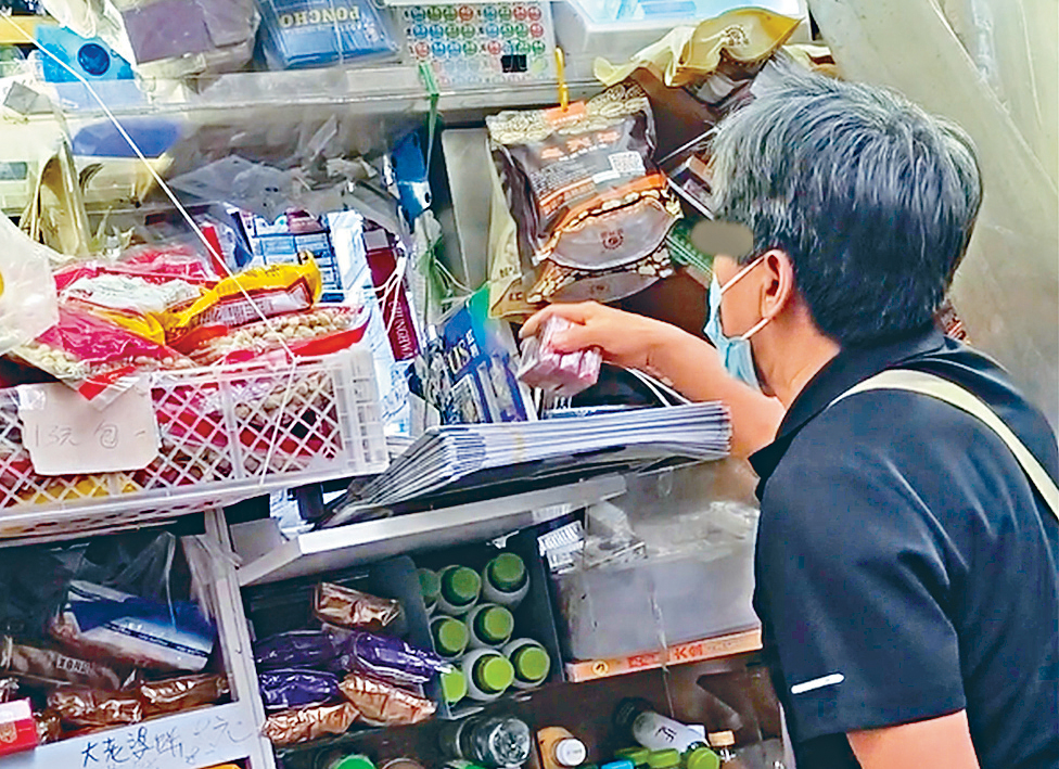 有市民在慈雲山一間士多店購買3包廉價「白牌煙」。 