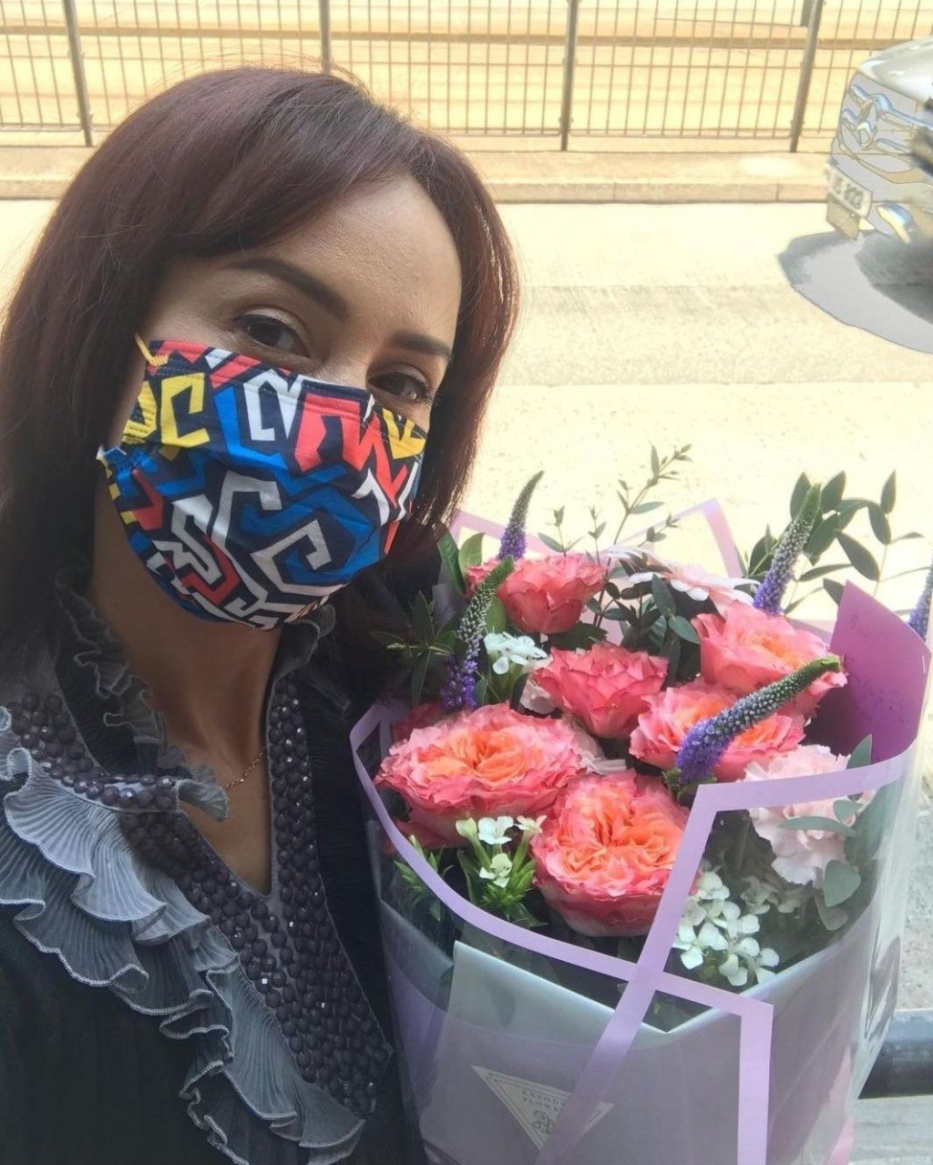 昨天君婷开心收花。