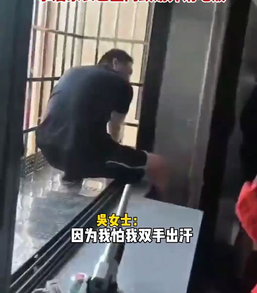 吳玉梅死捉著女童手防止她墜落，同時拍片找鄰居救助。抖音
