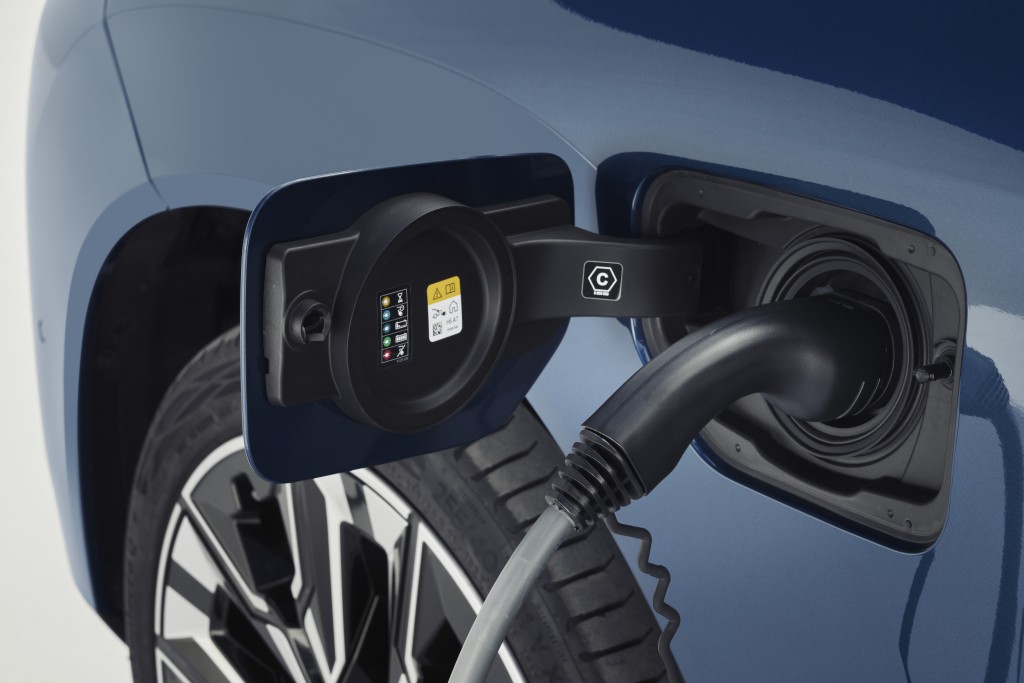 新一代寶馬BMW X3 SUV登場，連接AC 11kW三相交流電，2.15時間可替19.7kWh電池完全充電。