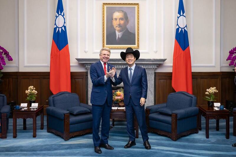 美國眾議院外委會主席麥考爾訪問台灣，與台灣領導人賴清德會面。 Ｘ 