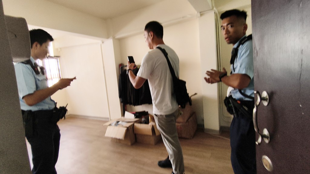 現場所見單位裝潢簡單,據了解戶主將該單位用作倉庫。徐裕民攝 現場所見單位裝潢簡單,據了解戶主將該單位用作倉庫。徐裕民攝