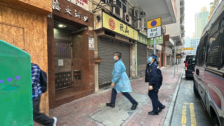 警方到場調查死者猝逝原因。(梁國峰攝)