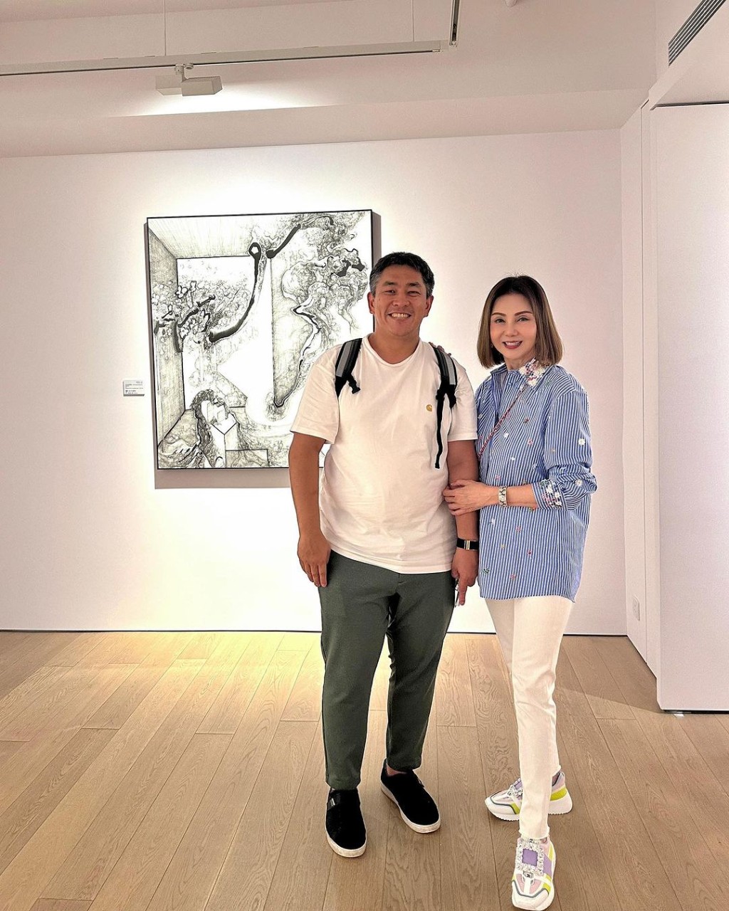 大女林恬兒的丈夫何正德（左）也曾陪外母謝玲玲睇畫展。