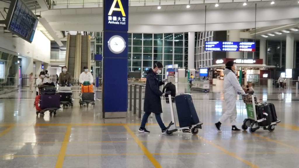 機場大批旅客回港。