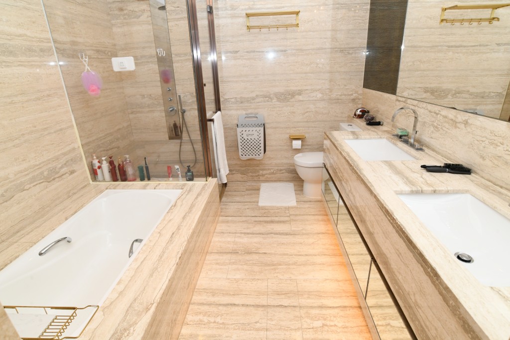 浴室採光滑雲石作主調，設備齊全。