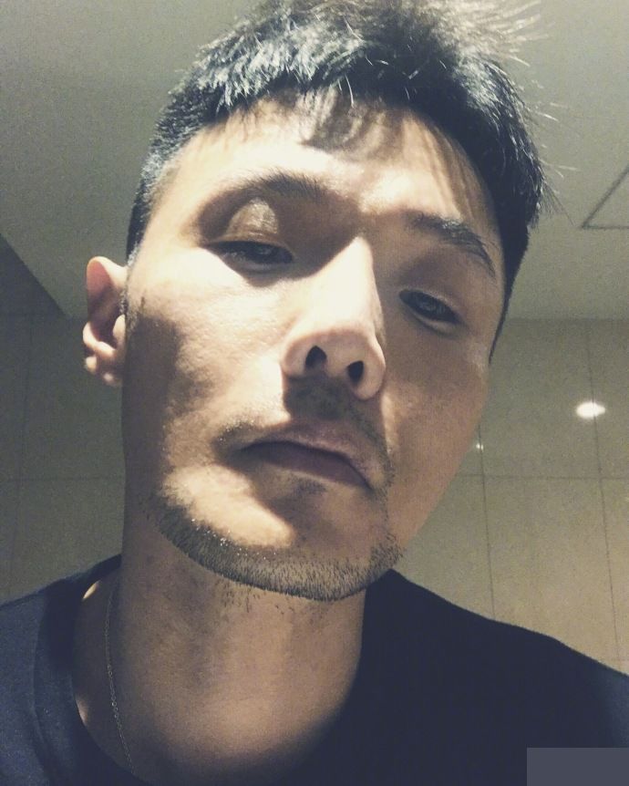 李榮浩的鬚根由下巴蔓延至脖。李榮浩微博圖片