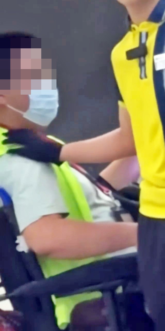 職員繼續輕拍輪椅男的膊頭安撫。fb「全港違例抄牌提示區」截圖 職員繼續輕拍輪椅男的膊頭安撫。fb「全港違例抄牌提示區」截圖