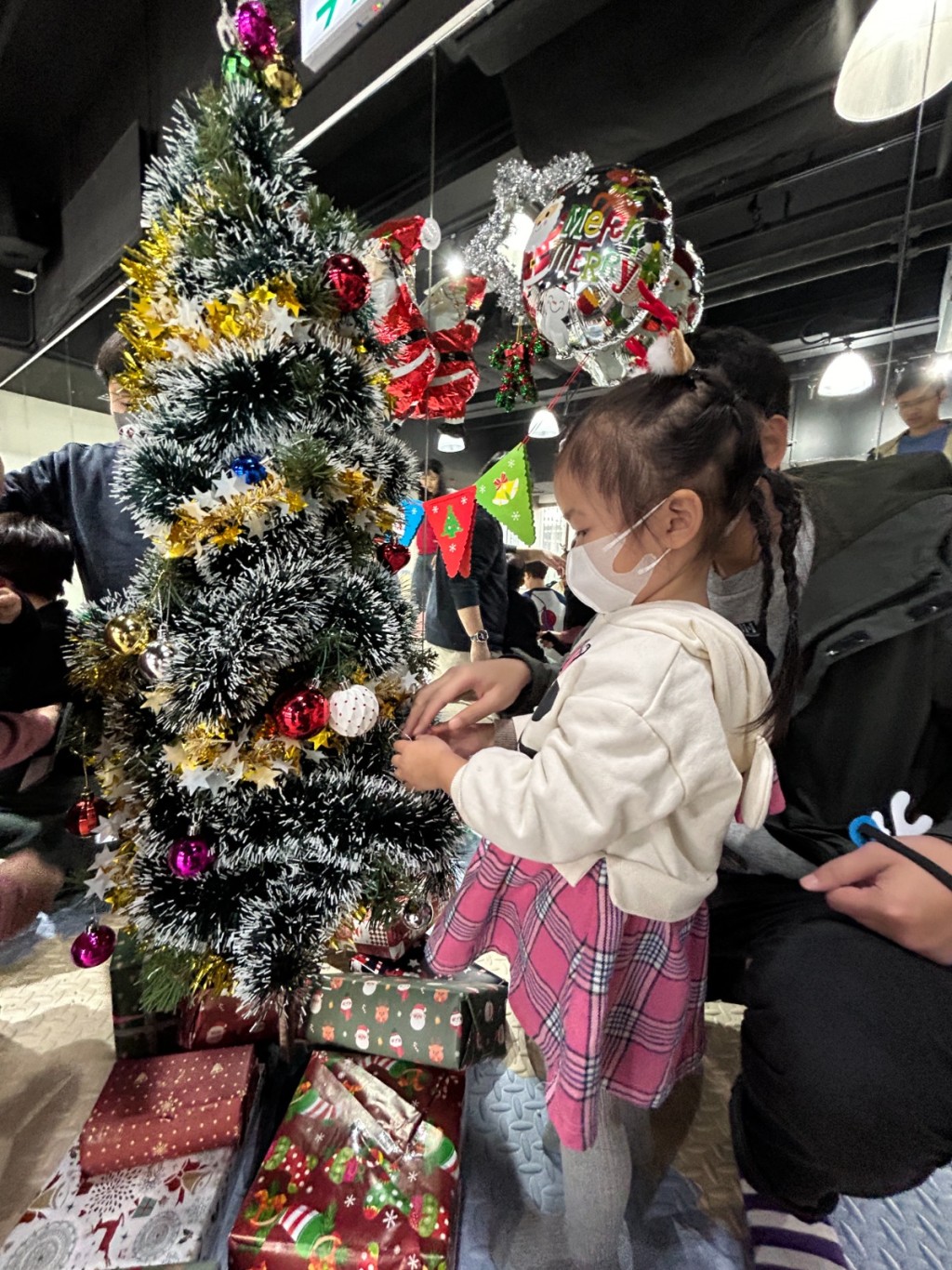 《童玩聖誕繪本劇場》圍繞繪本《窗外送來的禮物》,以天然物料設計感官遊戲、小肌訓練及製作相關圖工等。(圖片來源:受訪者提供) 《童玩聖誕繪本劇場》圍繞繪本《窗外送來的禮物》,以天然物料設計感官遊戲、小肌訓練及製作相關圖工等。(圖片來源:受訪者提供) 