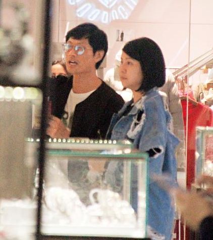 黃德斌與老婆拍拖十多年才結婚。