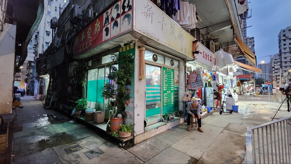 警方今日下午曾到場搜證。黃文威攝 警方今日下午曾到場搜證。黃文威攝