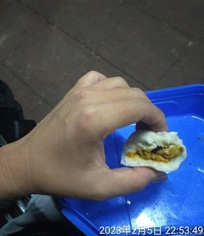 马来西亚一名父亲害怕女儿亲手做的肉包被新加坡海关丢弃，花了1.5小时在边境车站将包子全部吃光。 (截图自FB）