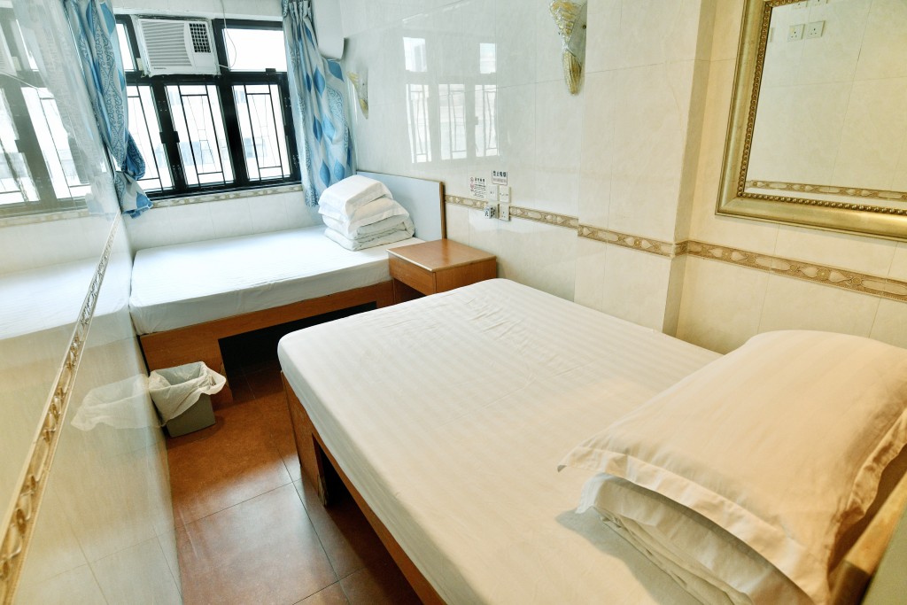 尖沙咀宾馆平日房租200元的普通双人房，节日期间需逾500元。卢江球摄