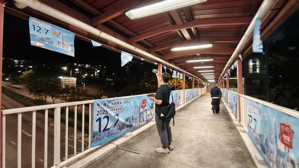 刑事調查隊探員拍照取證。