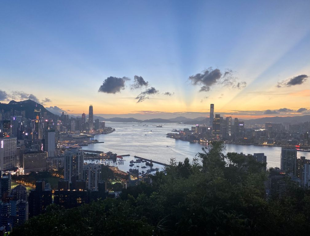 紅香爐峰景色開揚壯麗。民政總署「香港自遊樂在18區」圖片 紅香爐峰景色開揚壯麗。民政總署「香港自遊樂在18區」圖片
