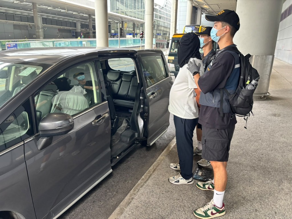 首宗案件被捕內地男。海關圖片 首宗案件被捕內地男。海關圖片