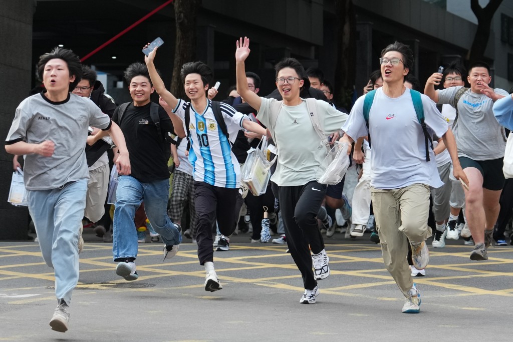 考生兴奋地离开试场。新华社