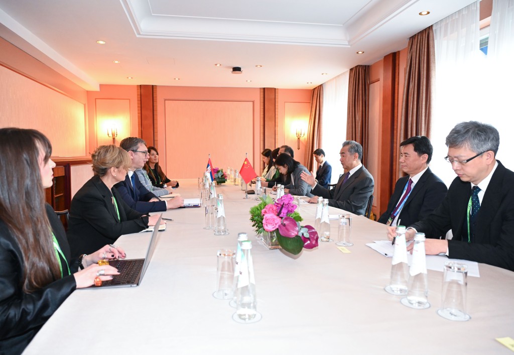塞尔维亚总统武契奇（左三）会见出席慕尼黑安全会议的外长王毅。新华社
