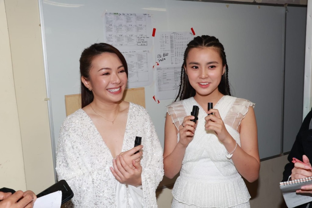 JW性感上陣，話男友唔會管佢。