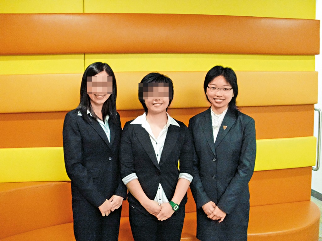 關佩仙（右）2010年就讀香港教育學院4年級期間，曾獲頒恒生銀行社會服務獎學金。