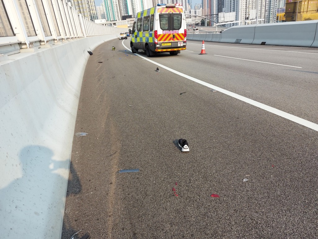 電單車在青沙公路失事,司機送院後傷重不治。