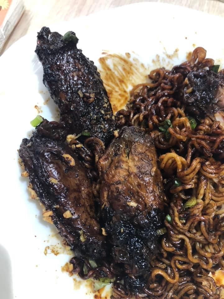 有網民分享在旺角一間餐廳吃到一碟勁燶的瑞士雞翼，該超級「暗黑料理」燶到部分已成炭。