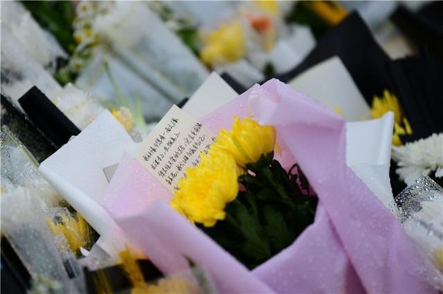 全國各地市民找外賣員快遞獻上鮮花。
