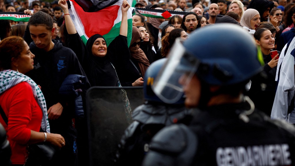示威者周四在巴黎共和国广场挥舞巴勒斯坦旗。 路透社