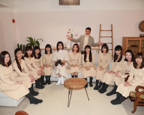 釗峰與12位美少女通宵拍攝MV。