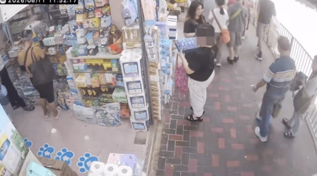 婦人先將紙巾拿在手中仔細端詳及左看右望一番。 婦人先將紙巾拿在手中仔細端詳及左看右望一番。