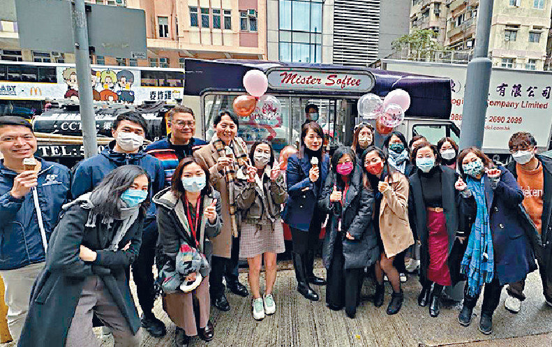 ■Cynthia喺軟雪糕車前同一班同事合照留念。
